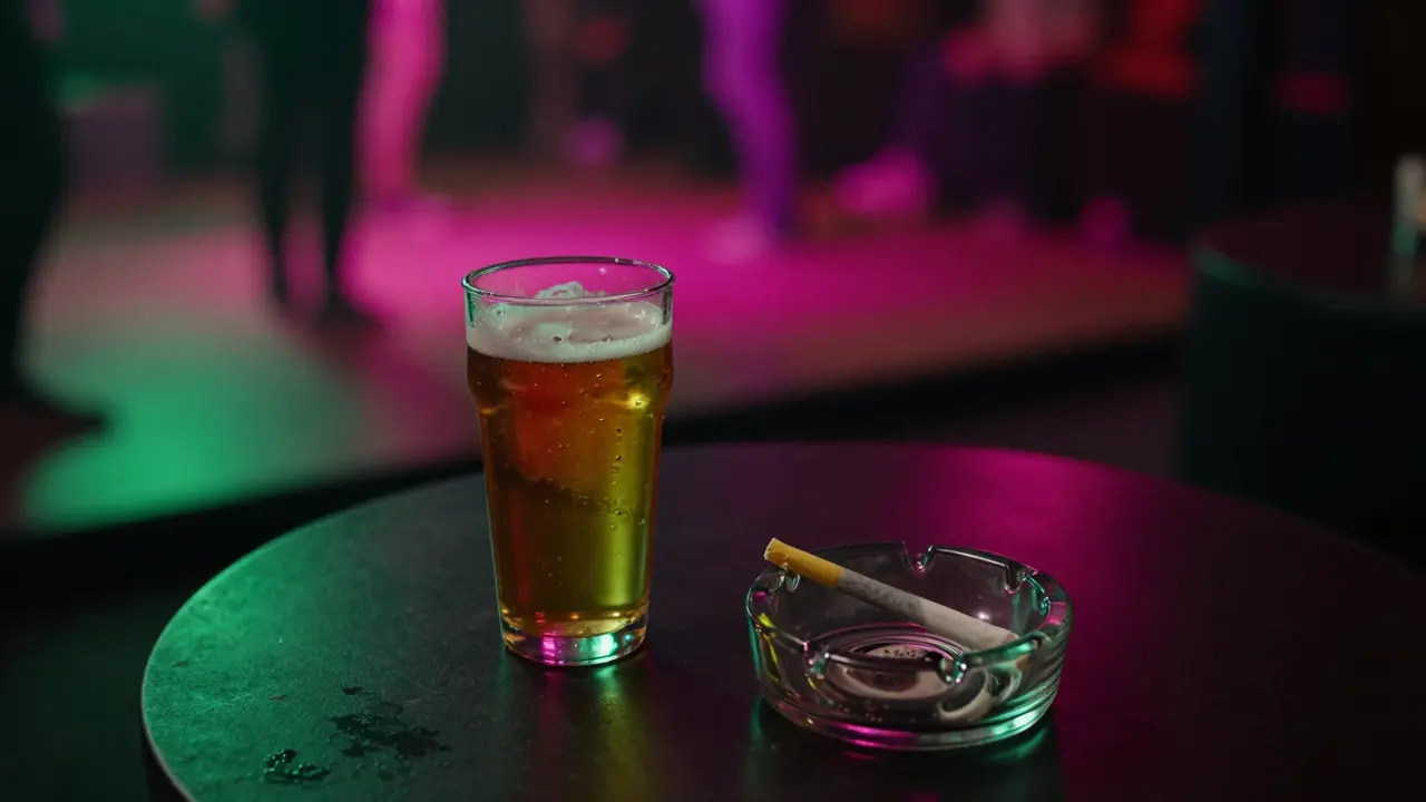 Kouzle berlínského klubu: pivo a joint na stole v neonovém světle.