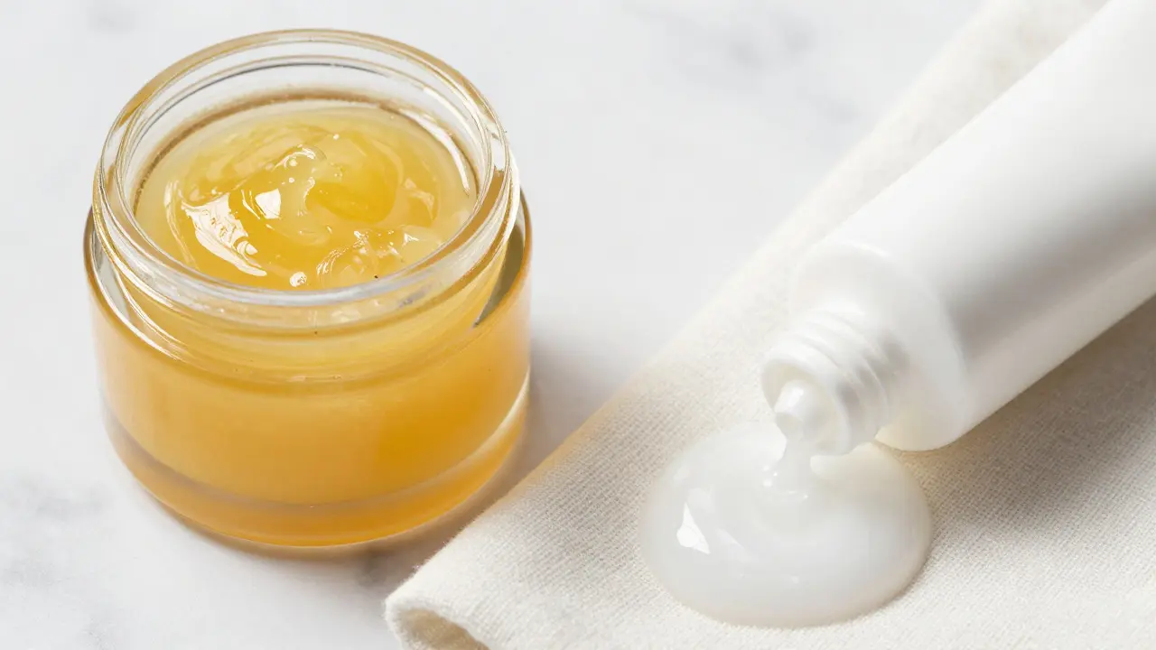 CBD balzám versus CBD krém: Jaký je rozdíl a co vybrat pro vaši pleť?